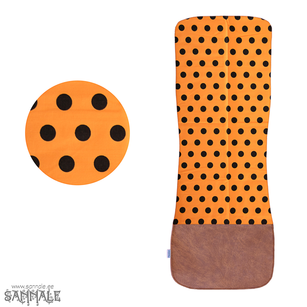 Mustad mummud oranzil taustal