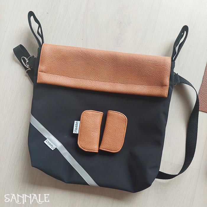 Carabiner and padded straps Carabiner and padded straps