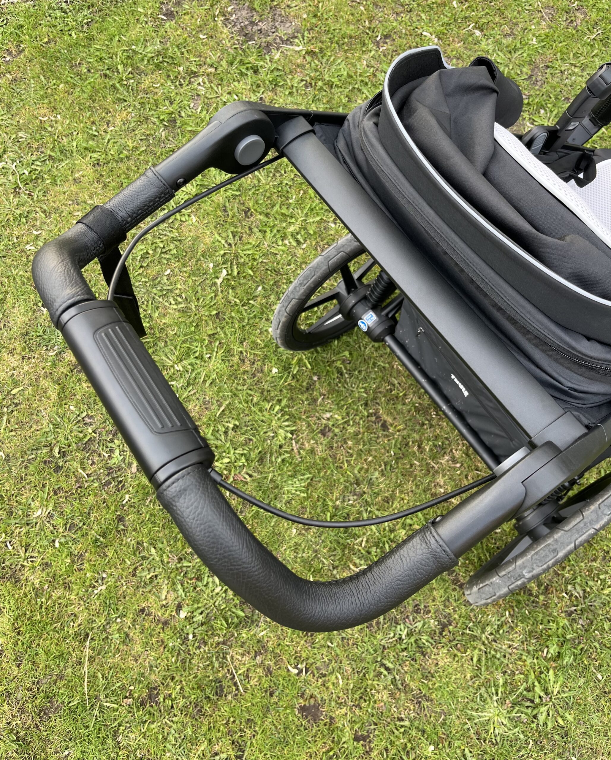 Sannale lükkesanga kate loodud kasutamiseks koos Thule käruga