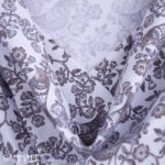 Linnud ja oksad valgel